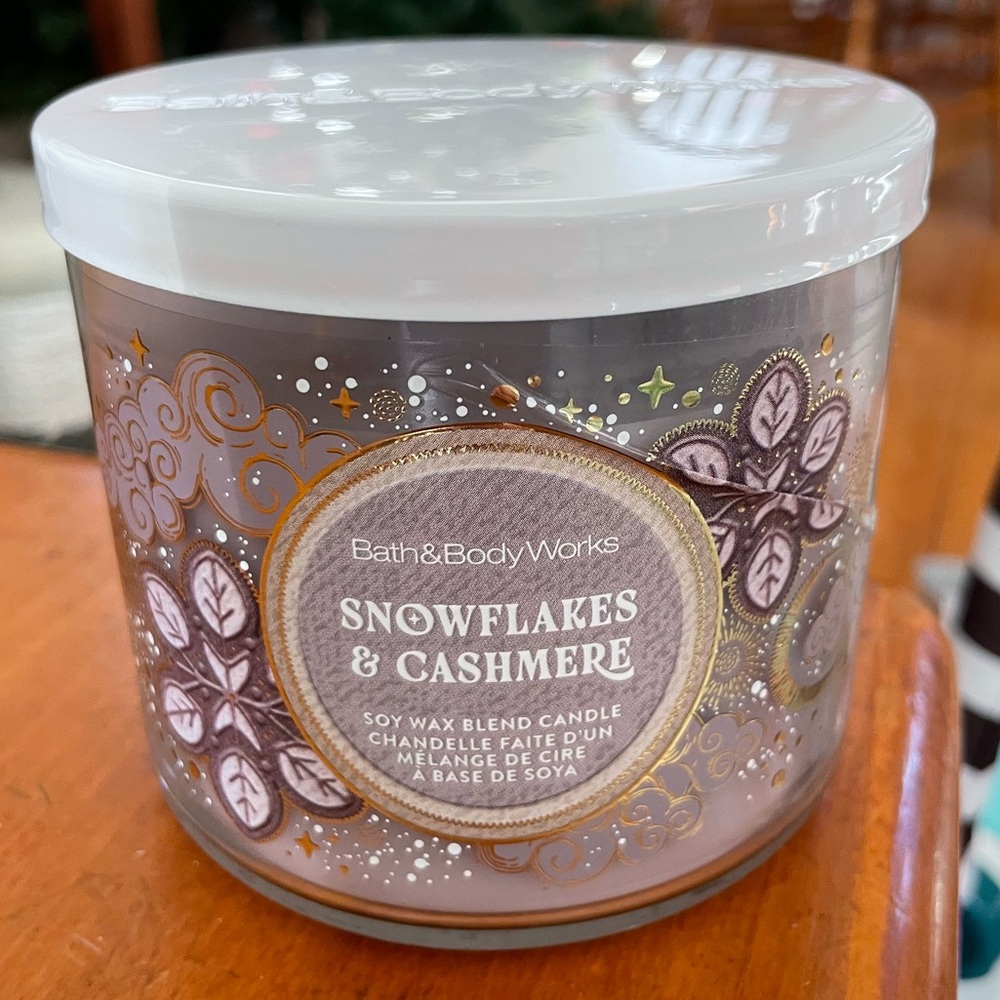 Bath & Body Works Snowflakes & Cashmere Soy Candle - White and Gold